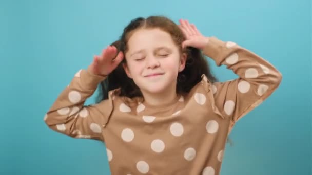 Retrato Engraçado Bonito Menina Pré Adolescente Garoto Saindo Língua Sorrindo — Vídeo de Stock