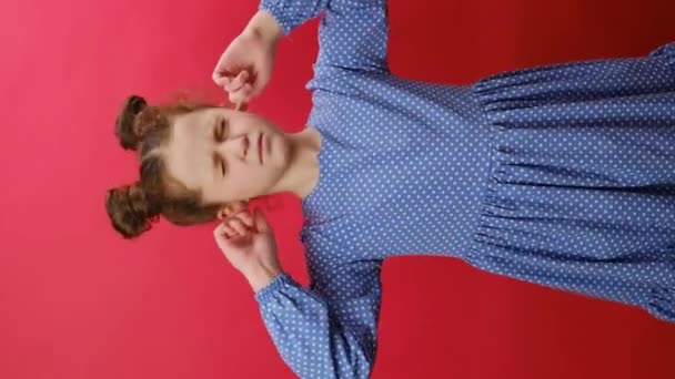 Вертикальное Видео Непослушной Кавказской Девочки Закрывающей Уши Пальцами Покачивающей Головой — стоковое видео