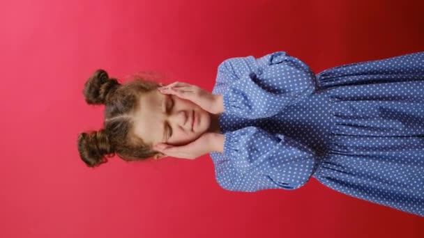 Lodrette Optagelser Lille Pige Der Lider Frygtelig Hovedpine Masserer Templer – Stock-video