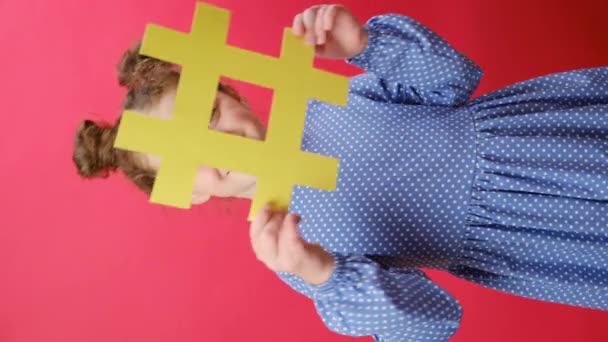 Küçük Kızın Elinde Büyük Sarı Hashtag Sembolü Mutlu Bir Şekilde — Stok video