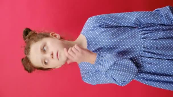 Вертикальное Видео Задумчивой Маленькой Девочки Лет Красным Знаком Вопроса Концепция — стоковое видео