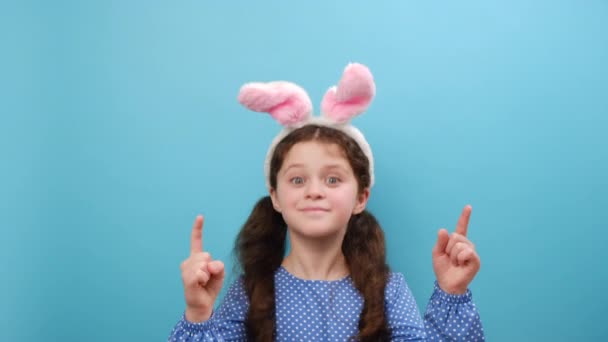 Retrato Una Hermosa Niña Preadolescente Sonriente Con Orejas Conejito Pascua — Vídeos de Stock