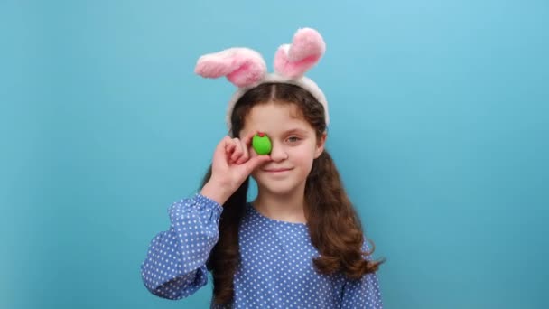 Portrét Hravé Roztomilé Zábavné Veselé Holčičky Dítě Sobě Nadýchané Velikonoční — Stock video