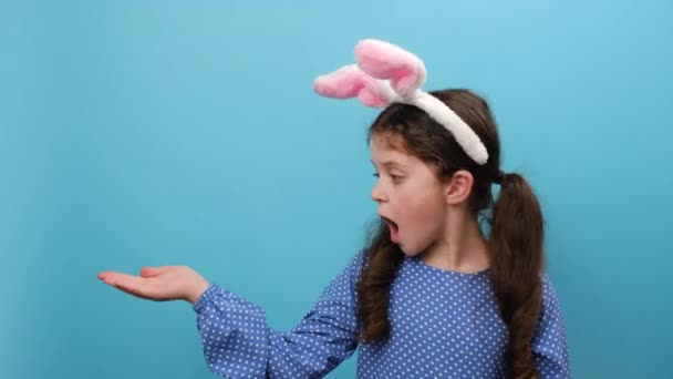 Portret Uroczej Nastolatki Puszystych Uszach Podnosi Dłoń Pokazuje Znak Okay — Wideo stockowe