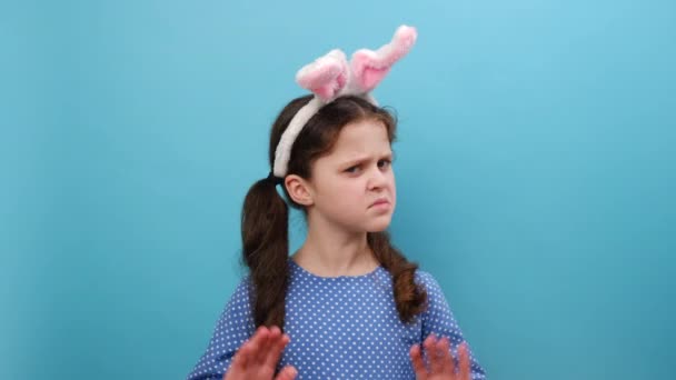 Πορτρέτο Δυσαρεστημένος Λυπημένος Preteen Παιδί Κορίτσι Φορώντας Φόρεμα Και Ροζ — Αρχείο Βίντεο