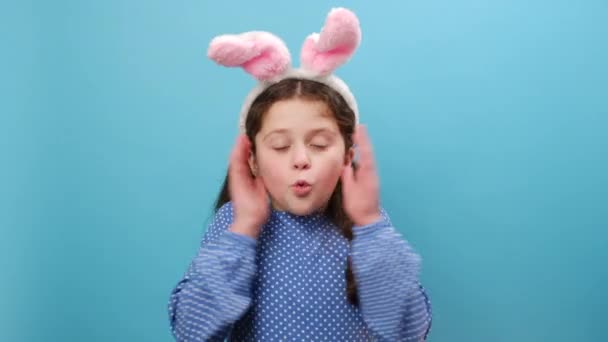Portrét Předpuberťačky Dítě Sobě Roztomilé Velikonoční Zajíček Uši Strach Šok — Stock video