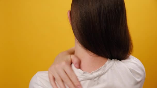 Sağlıksız Genç Bir Kadının Omuz Ağrısı Var Sarı Arka Planda — Stok video