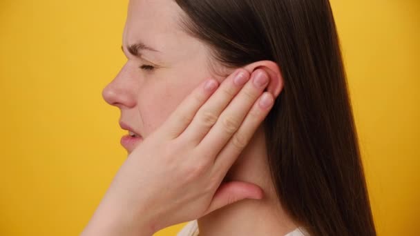 Nahaufnahme Einer Jungen Frau Mit Schmerzhaftem Ohr Die Plötzlich Starke — Stockvideo