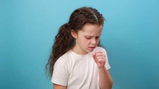 Retrato Una Niña Enferma Poco Saludable Que Tiene Síntomas Gripe — Vídeo de stock