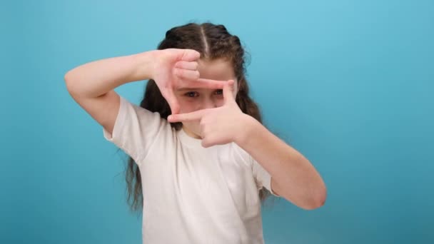 Retrato Criança Menina Pré Adolescente Olhando Através Gesto Mão Moldura — Vídeo de Stock