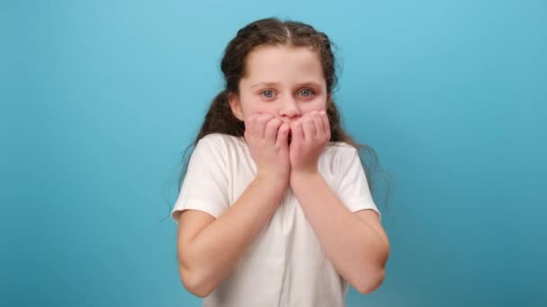 Portret Zaszokowanej Dziewczynki Obgryzającej Paznokcie Przestraszonymi Dużymi Oczami Zmartwionej Zaniepokojonej — Wideo stockowe