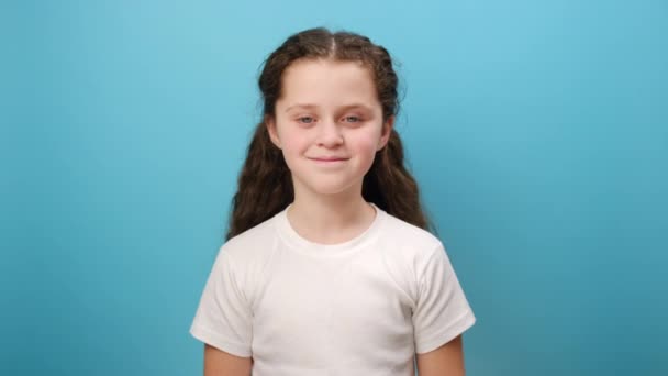Sevimli Küçük Kız Çocuğu Portresi Parlak Düşüncelerden Esinlenerek Iyi Bir — Stok video