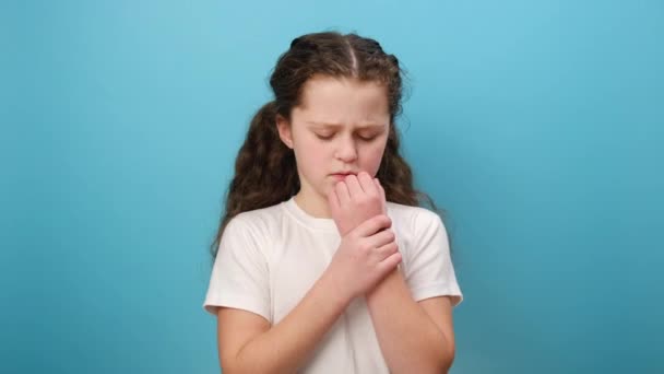 Πορτρέτο Του Αναστατωμένος Μικρό Κορίτσι Στέκεται Γκριμάτσα Του Πόνου Αγγίζοντας — Αρχείο Βίντεο