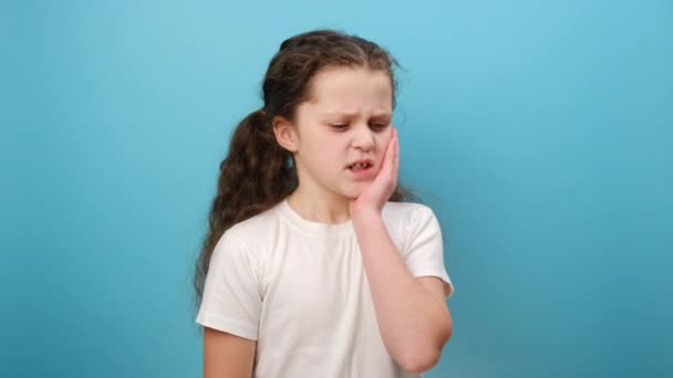 Porträt Eines Traurigen Kleinen Mädchens Das Zahnschmerzen Leidet Isoliert Auf — Stockvideo