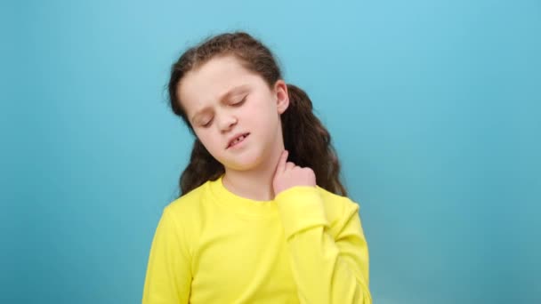 Portret Smutnej Dziewczynki Masujący Ból Pleców Dyskomfort Szyi Siedzący Styl — Wideo stockowe