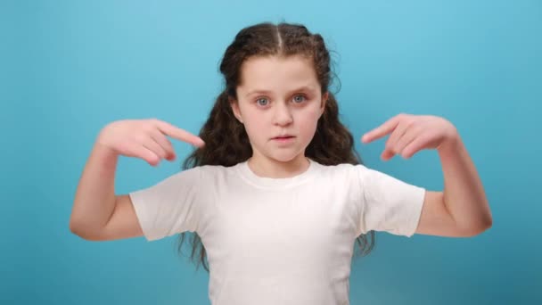 Genç Kız Çocuğunun Portresi Şok Olmuş Bir Şekilde Kameraya Bakıyor — Stok video