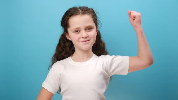 Портрет Усміхненої Маленької Дівчинки Яка Вказує Біцепс Відчуває Себе Потужною — стокове відео