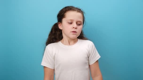 Portret Smutnej Nastolatki Ukrywającej Się Twarzą Dół Płaczem Zdenerwowanej Stratą — Wideo stockowe