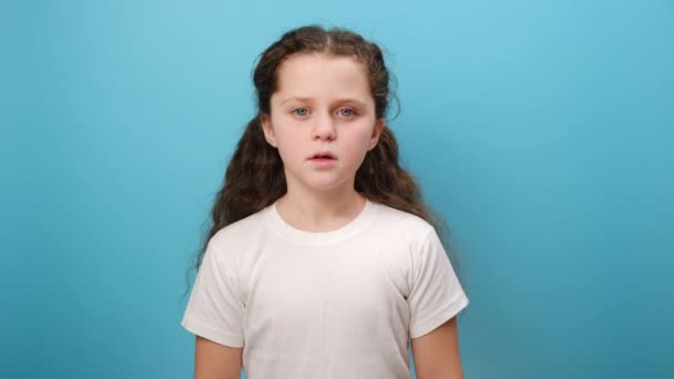 Retrato Infeliz Niña Preadolescente Mirando Cámara Con Expresión Triste Disgustada — Vídeos de Stock