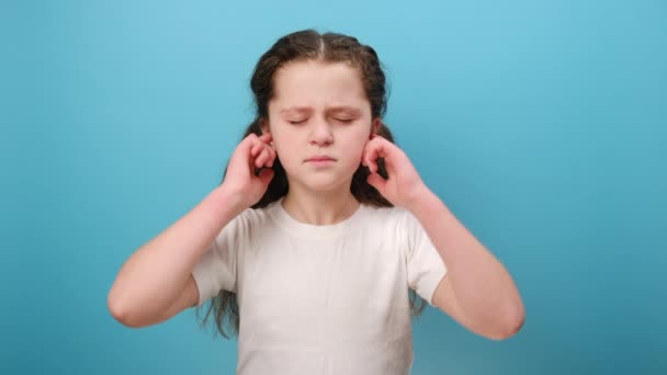 Kapalı Kulaklı Küçük Bir Kızın Portresi Ebeveyn Tavsiyelerini Duymamak Yetiştirilmeyi — Stok video