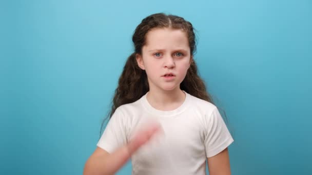 Potret Anak Kecil Yang Memegang Tangan Dekat Telinga Dan Mendengarkan — Stok Video