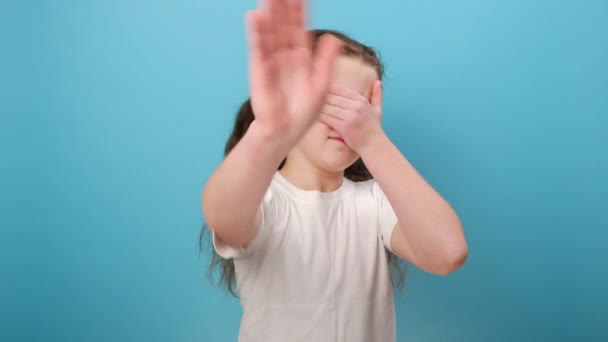 Portret Van Een Meisje Bedekt Ogen Met Hand Toont Stop — Stockvideo