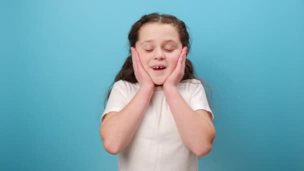Portret Szczęśliwej Uroczej Nastolatki Dziecko Patrzy Aparat Zadziwiającym Wyrazem Twarzy — Wideo stockowe