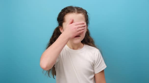 Портрет Маленькой Девочки Закрывающей Глаза Рукой Смотреть Запретное Скрывая Глаза — стоковое видео