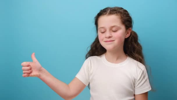 Potret Gadis Remaja Cantik Yang Bahagia Berdiri Dengan Jempol Atas — Stok Video