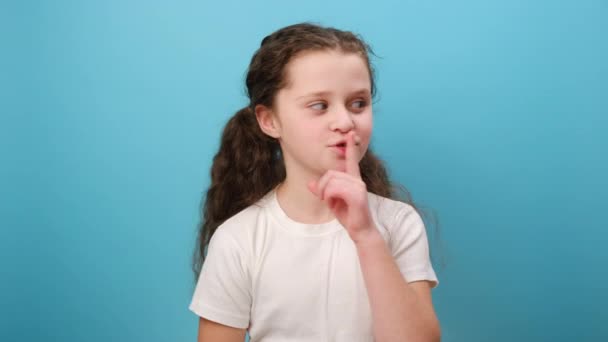 Портрет Чарівної Смішної Маленької Дівчинки Яка Робить Жест Мовчання Пальцем — стокове відео