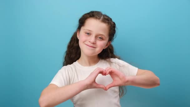 Πορτρέτο Του Αξιολάτρευτο Χαρούμενο Μικρό Κορίτσι Δείχνει Σχήμα Καρδιάς Δάχτυλα — Αρχείο Βίντεο