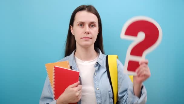 Porträt Einer Nachdenklichen Jungen Studentin Die Rote Fragezeichen Und Bücher — Stockvideo