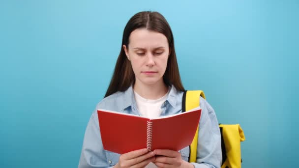 Portré Csinos Fiatal Diák Pólóban Hátizsák Olvasás Borító Arc Könyvvel — Stock videók