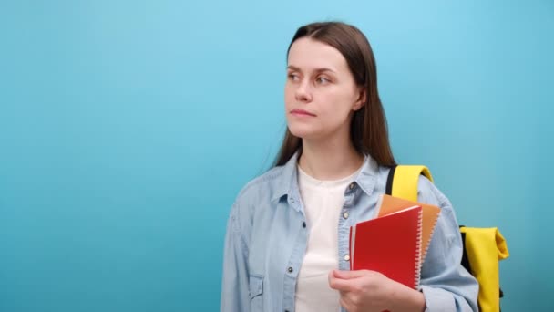 Retrato Mujer Curiosa Estudiante Camisa Con Mochila Sostiene Cuadernos Tratar — Vídeos de Stock
