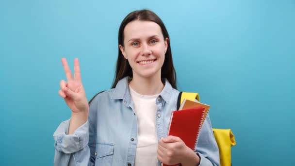 Porträt Einer Lächelnden Jungen Studentin Lässigem Hemd Mit Rucksack Und — Stockvideo