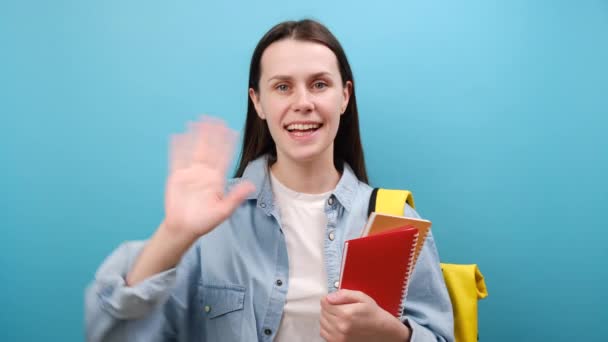 Sırt Çantalı Sırt Çantalı Sallayan Mutlu Güler Yüzlü Dostça Bir — Stok video