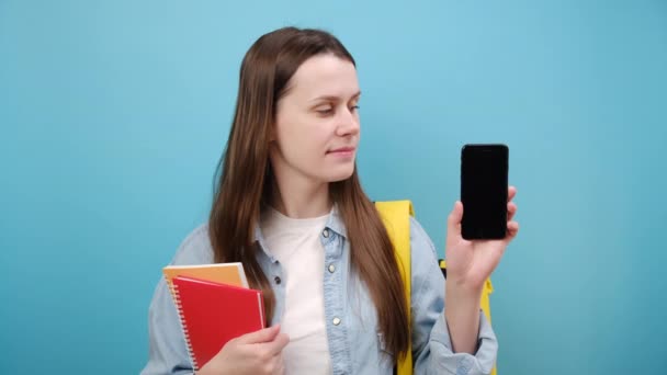 Portrét Roztomilé Studentky Batohu Košili Poznámkovými Bloky Mobilním Telefonem Prázdnou — Stock video