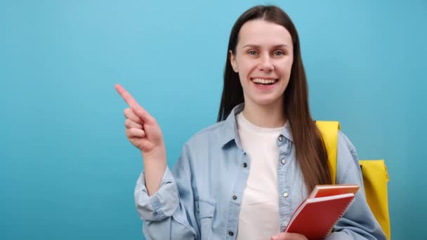 Retrato Una Joven Estudiante Sonriente Camisa Con Mochila Que Sostiene — Vídeo de stock