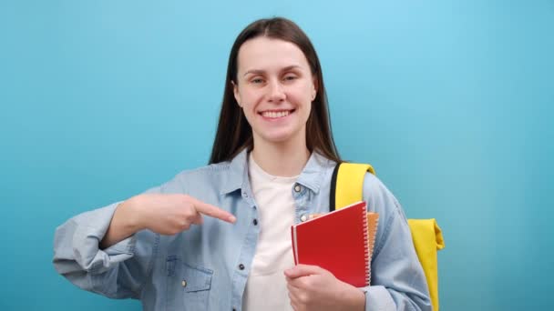 Porträt Einer Lächelnden Jungen Studentin Hemd Mit Rucksack Die Mit — Stockvideo