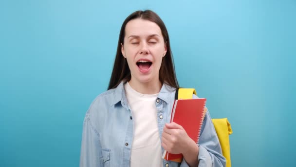 Retrato Jovem Estudante Exultante Camisa Com Mochila Segurar Cadernos Fazendo — Vídeo de Stock