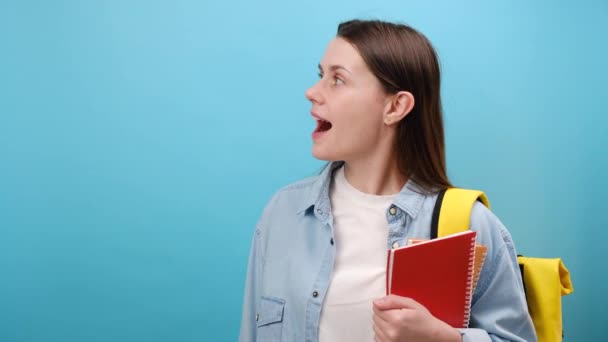 Portret Podekscytowanej Studentki Koszuli Plecakiem Trzymać Notatniki Otwartymi Ustami Patrząc — Wideo stockowe