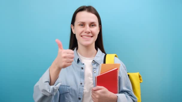 Retrato Sorrir Jovem Estudante Vestir Camisa Com Mochila Segurando Livros — Vídeo de Stock