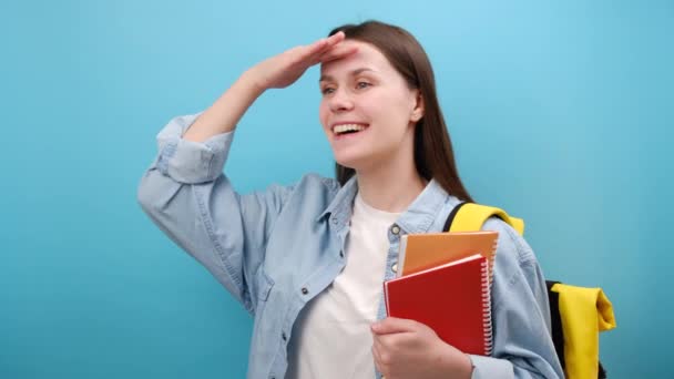 Retrato Jovem Estudante Feliz Camisa Com Mochila Segurar Livros Mão — Vídeo de Stock