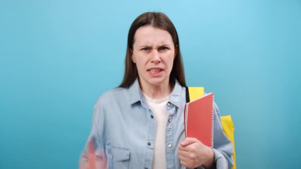 Retrato Una Joven Estudiante Irritada Camisa Con Mochila Sostiene Cuadernos — Vídeos de Stock