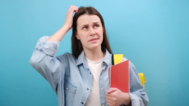 Retrato Mulher Confusa Estudante Perplexo Camisa Com Mochila Segurando Cadernos — Vídeo de Stock