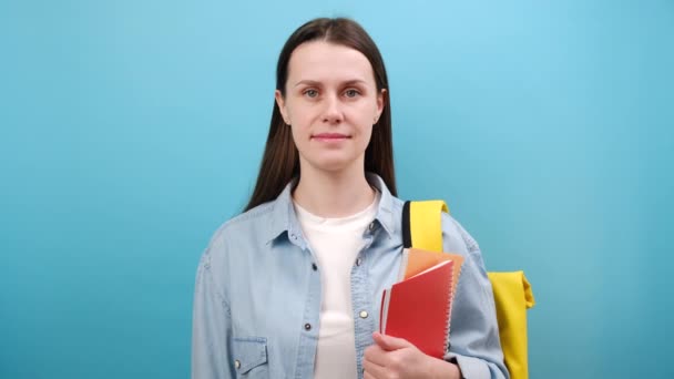 Porträtt Hemliga Blinkande Kvinna Student Skjorta Med Ryggsäck Säga Tyst — Stockvideo