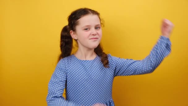 Porträt Eines Starken Sportlichen Kleinen Mädchens Jahre Alt Mit Blauem — Stockvideo
