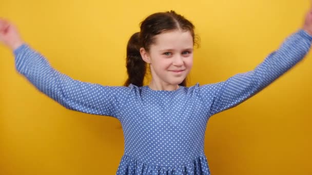 Portret Silnego Sportowego Dziecka Dziewczynka Fitness Lat Niebieskiej Sukience Pokazuje — Wideo stockowe