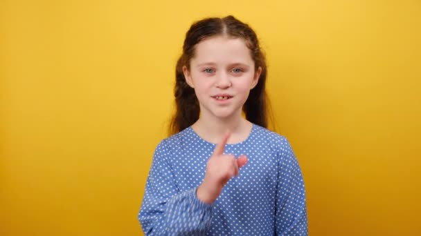Portrait Enfant Mignon Petite Fille Ans Robe Bleue Disant Silence — Video
