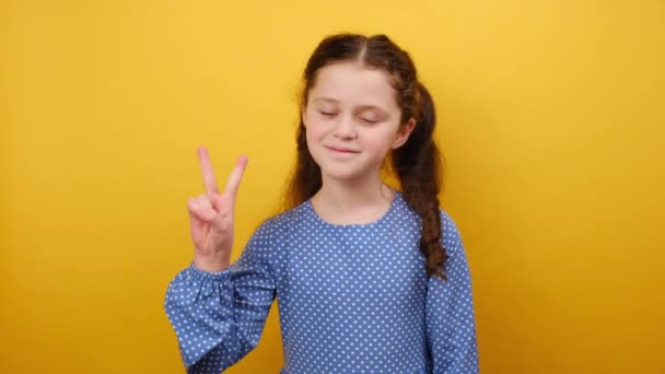 Portretul Fericit Zâmbind Fetiță Drăguță Copil Ani Purtând Rochie Albastră — Videoclip de stoc